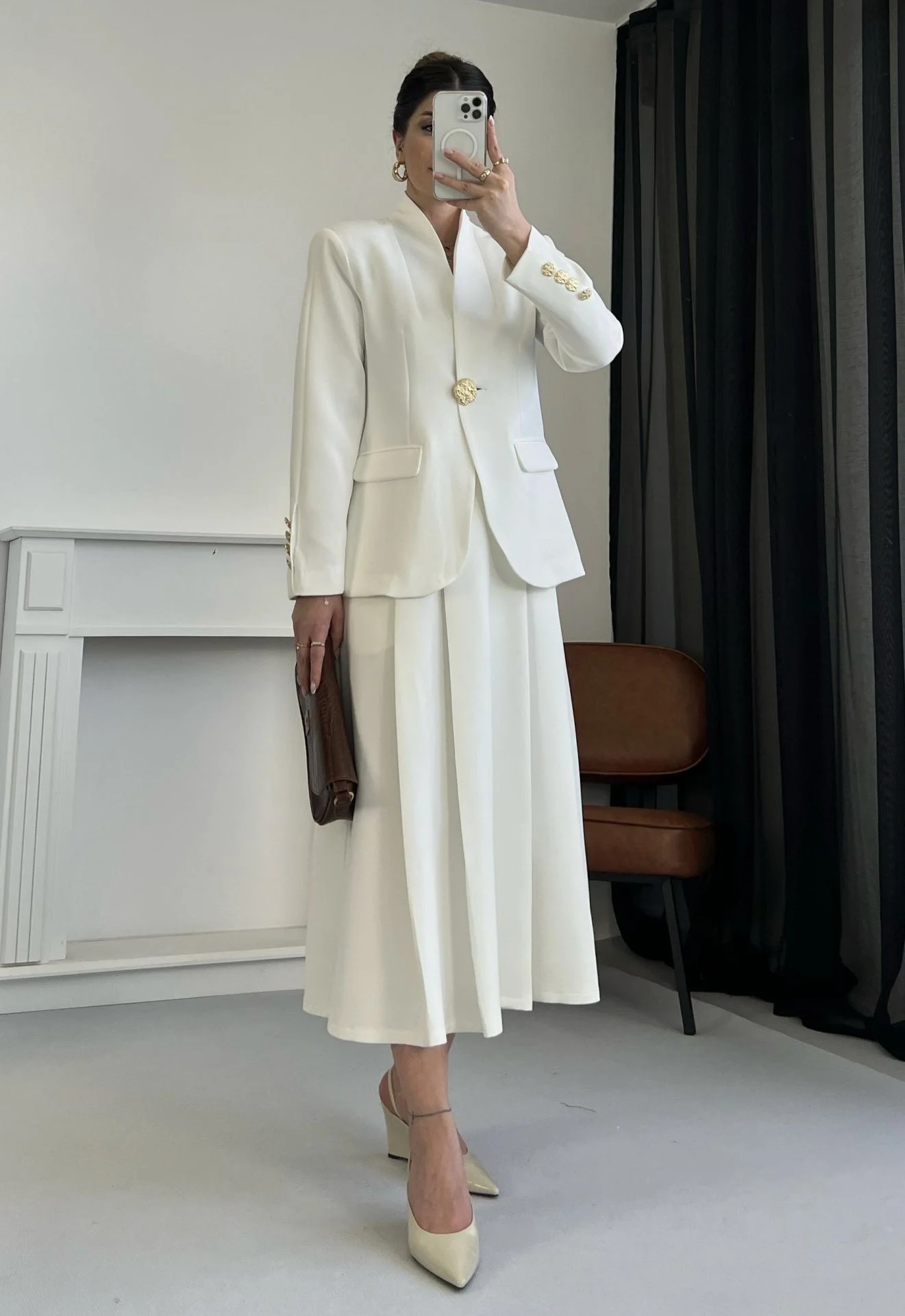 Set chic : blazer à boutons dorés + jupe