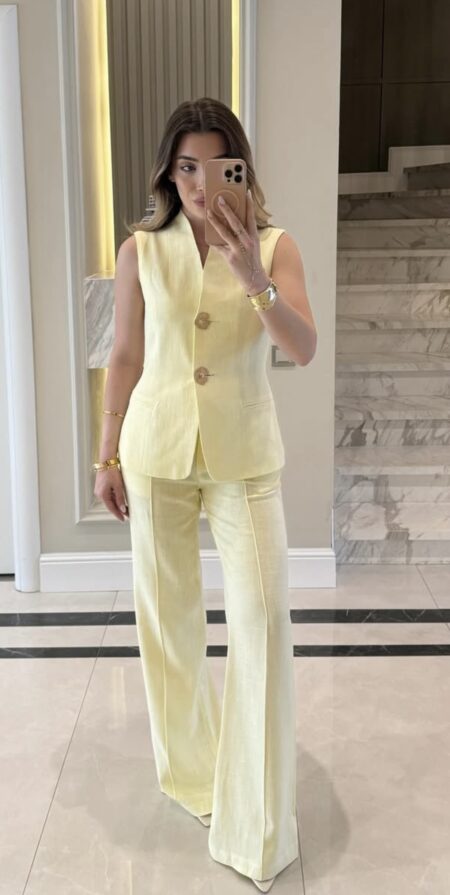 Set en lin avec des boutons doréen forme tulipe