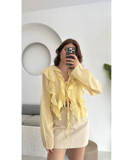 Chemise à volants et cravate