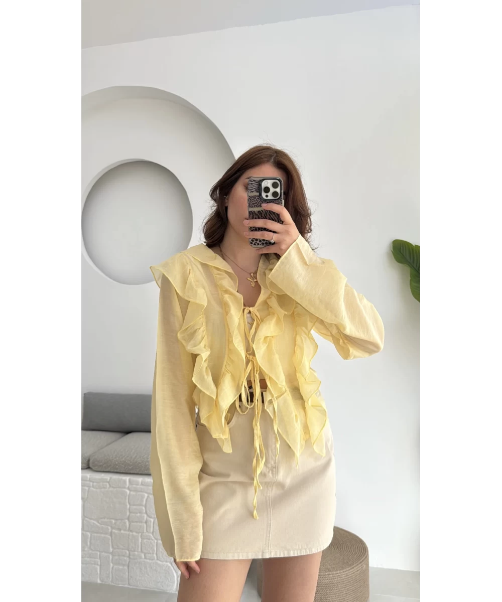 Chemise à volants et cravate